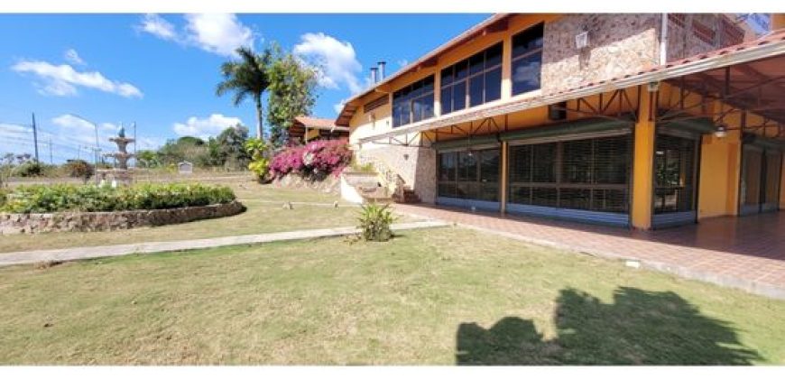Se vende Edificio para Restaurante en Santa Catalina